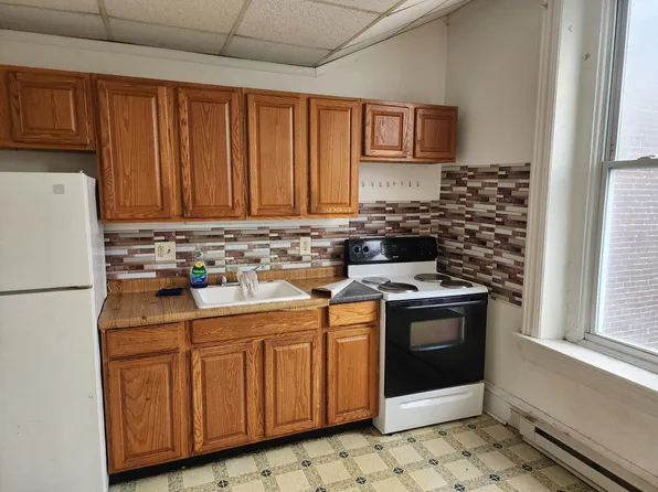 323 N 8th St Floor 2, Lebanon, PA 17046