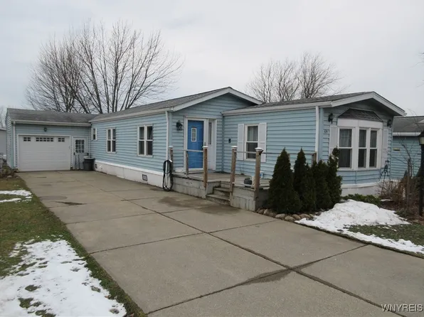 69 S Eaglecrest Dr, Hamburg, NY 14075