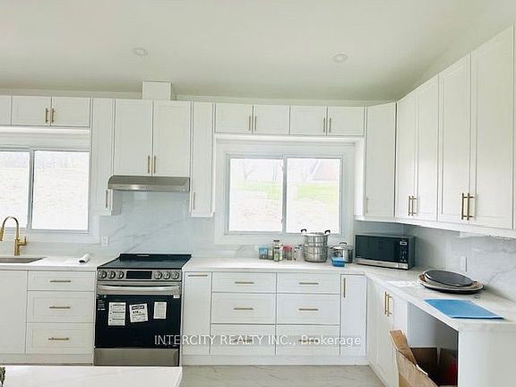 5th image of 450 Queenston Rd