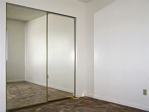 5th image of 304 Oak Manor Dr