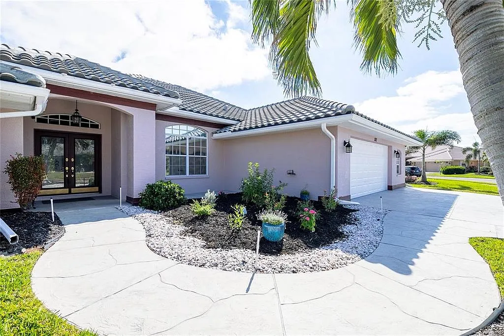 3 bed, 2.5 bath, 2260 sqft, $6,800 — Photo 2