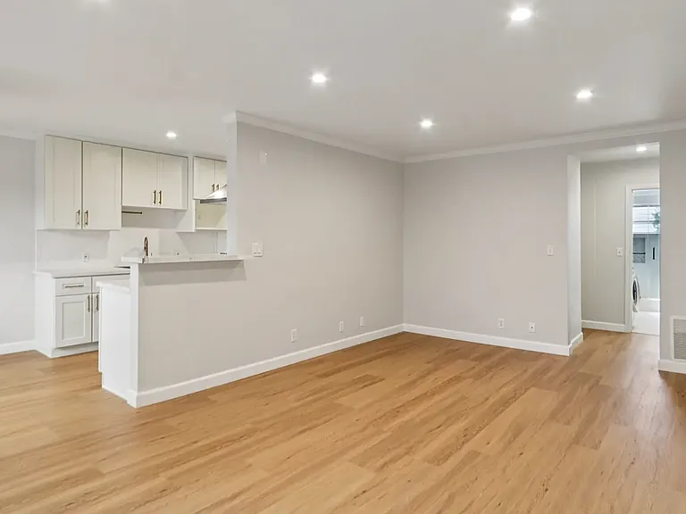 1275 Havenhurst Dr #7 — Photo 3