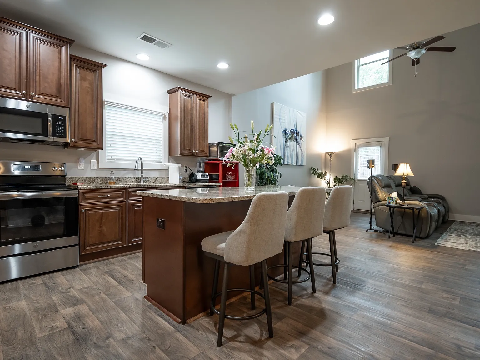 2 bed, 2.5 bath, 2400 sqft, $3,000 — Photo 1