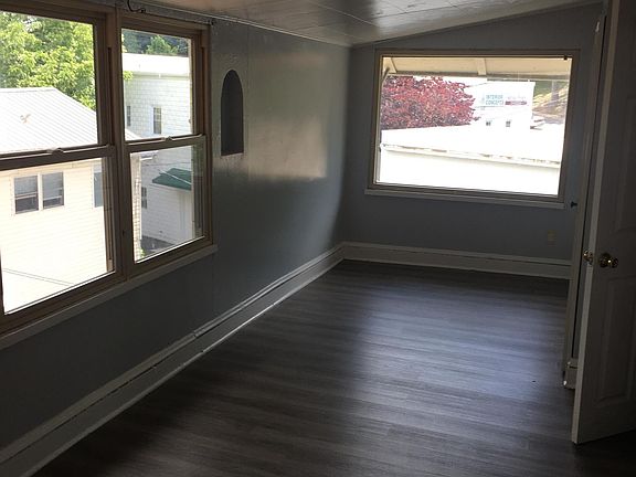 5th image of 319 Woodlawn Ave