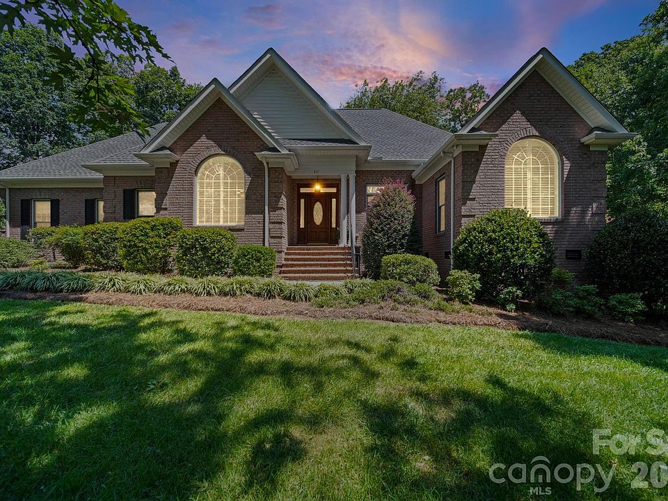 1st image of 417 Crooked Oak Dr