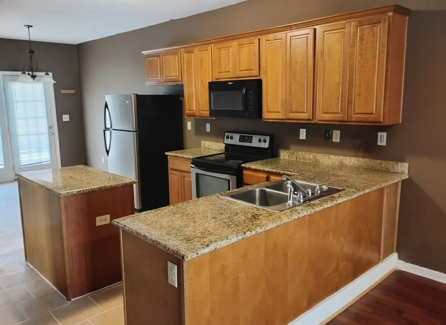 2925 Hargrove Road E — Photo 2