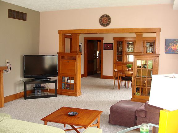 4th image of 113 N Benton St