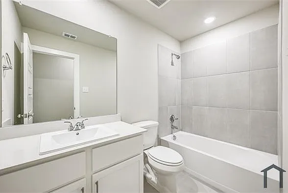 946 Olive Dr — Photo 16