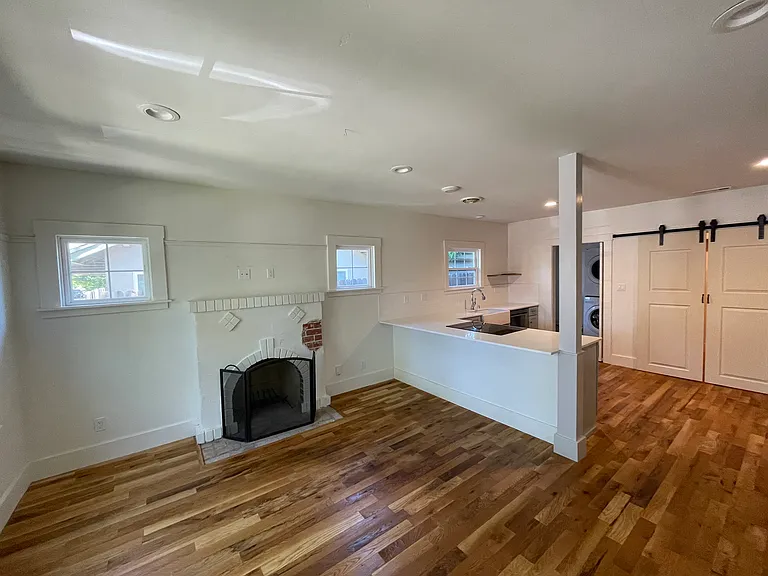 425 41st St — Photo 3