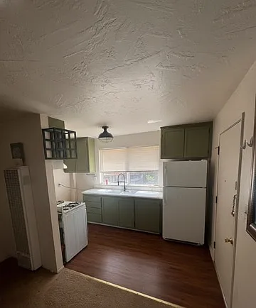 210 C St photo 1