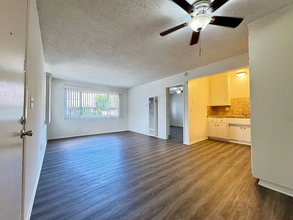 2701 Curtis Ave #6