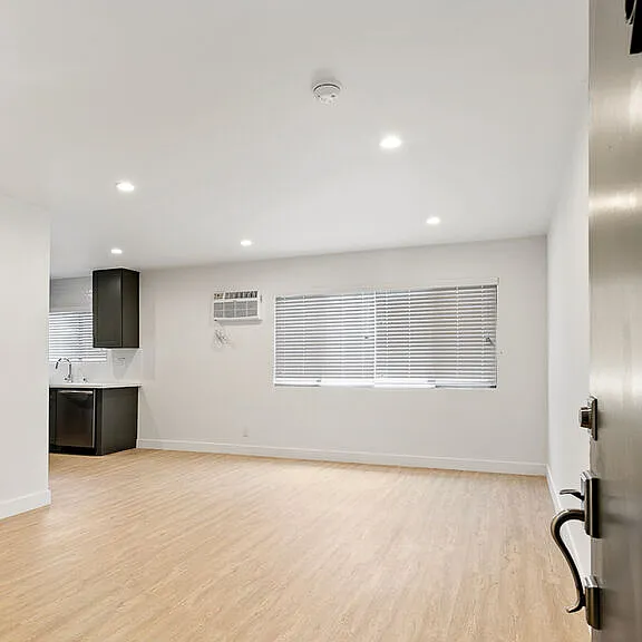 3314 S Mentone Ave #9 — Photo 1