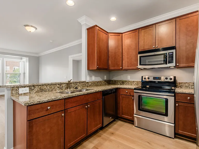 925 Ingleside Ave #215 — Photo 5