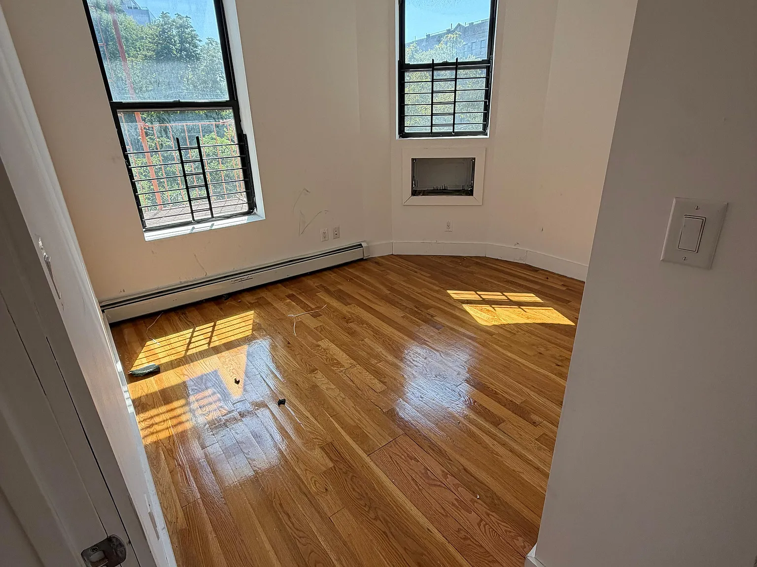 3 bed, 1000 sqft, $3,753 — Photo 2