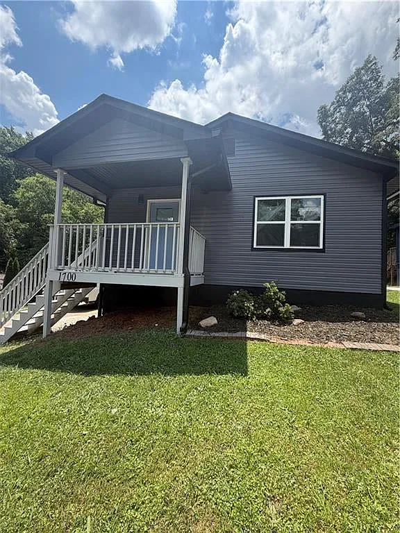3 bed, 960 sqft, $1,900 — Photo 1
