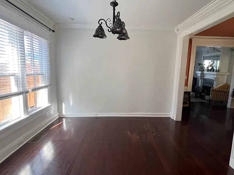 519 E 39th St — Photo 10