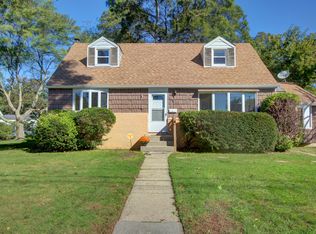 93 Brookes Rd, North Babylon, NY 11703