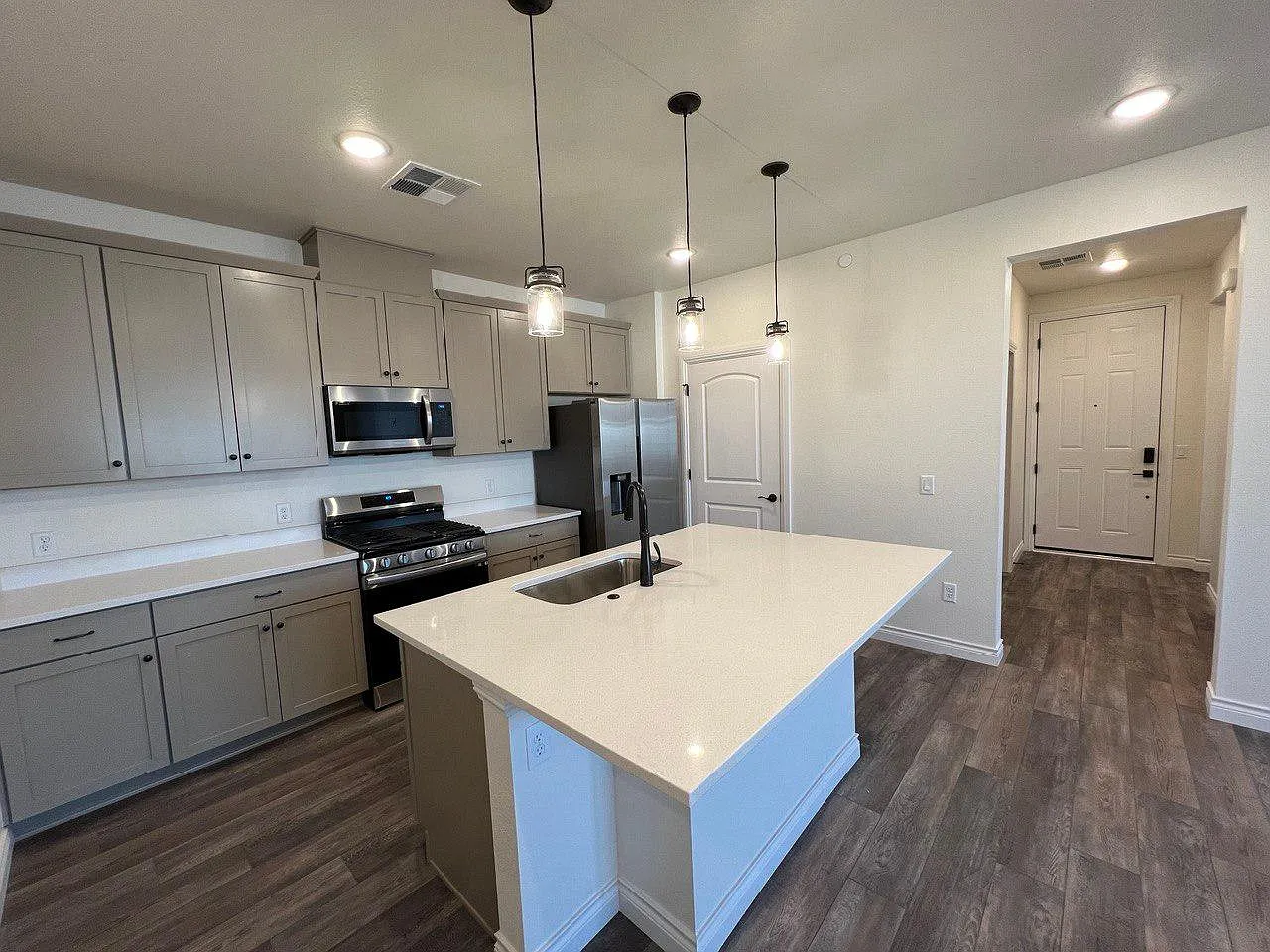3 bed, 1264 sqft, $2,799 — Photo 1