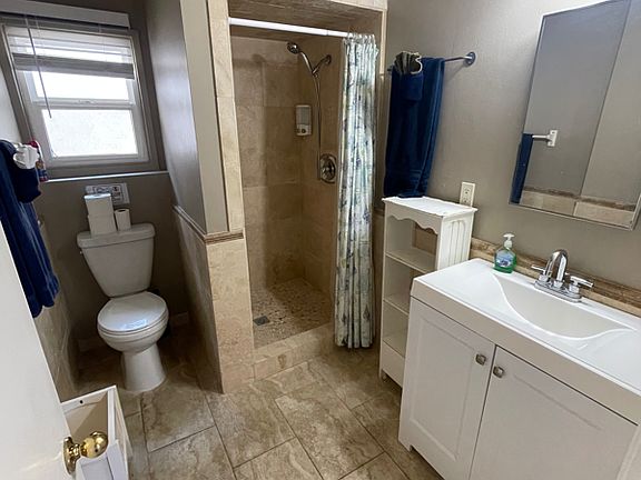 3rd image of 820 Island Ct