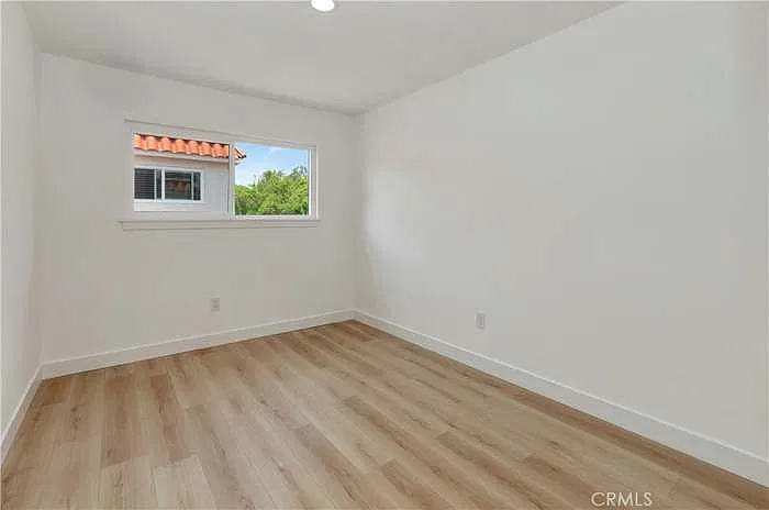 3 bed, 866 sqft, $3,600 — Photo 2