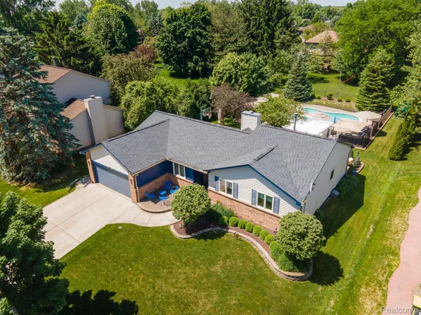 24729 Sarah Flynn Dr, Novi, MI 48374