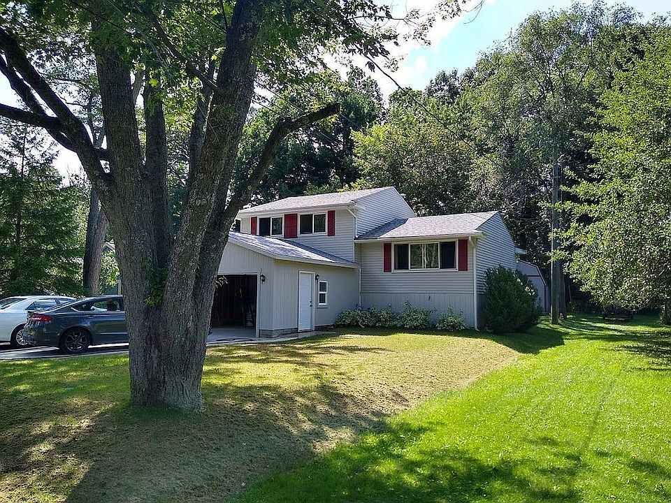 2nd image of 360 Hickory Nut Dr