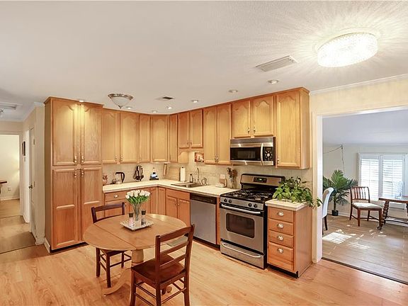 5th image of 10617 Salem St