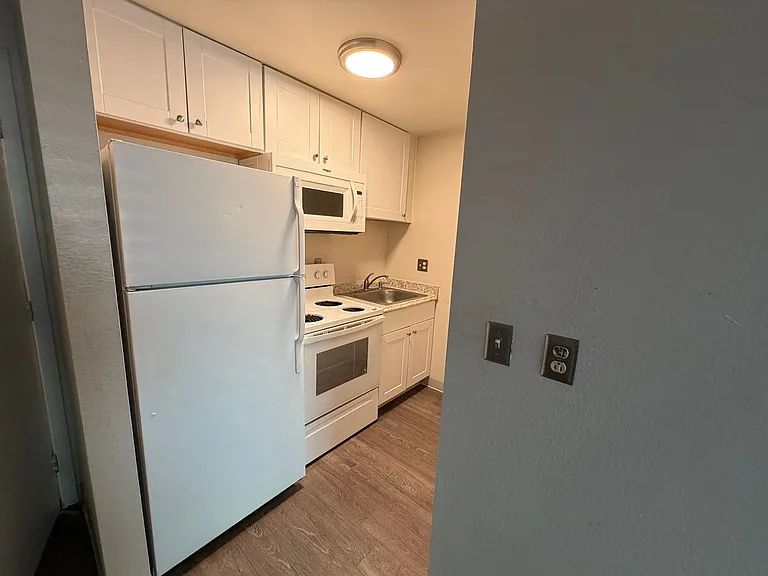 543 W 6th St — Photo 11