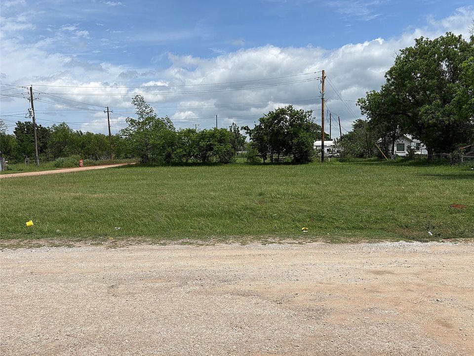 2nd image of 1202 Desdemona Blvd