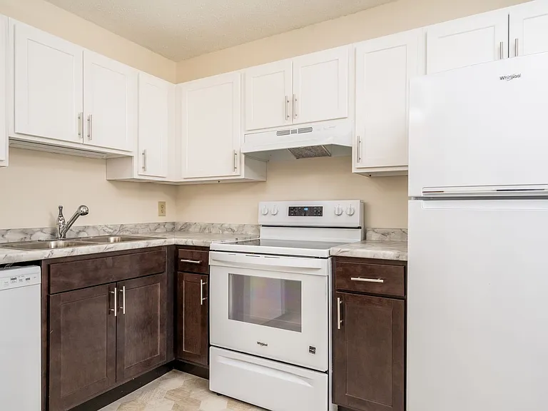 Woodcrest Townhomes — Photo 5
