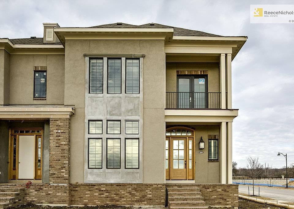 These photos are of the Edgewood Plan that was a custom build job. Interior Designs may change based on buyer's selections.