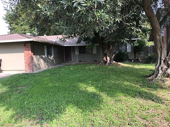 Apartment has private entrance. Laundry room included.