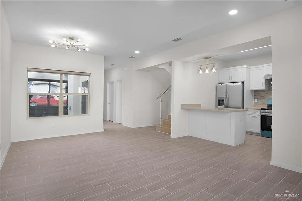 3 bed, 3.0 bath, 1572 sqft, $2,000 — Photo 2