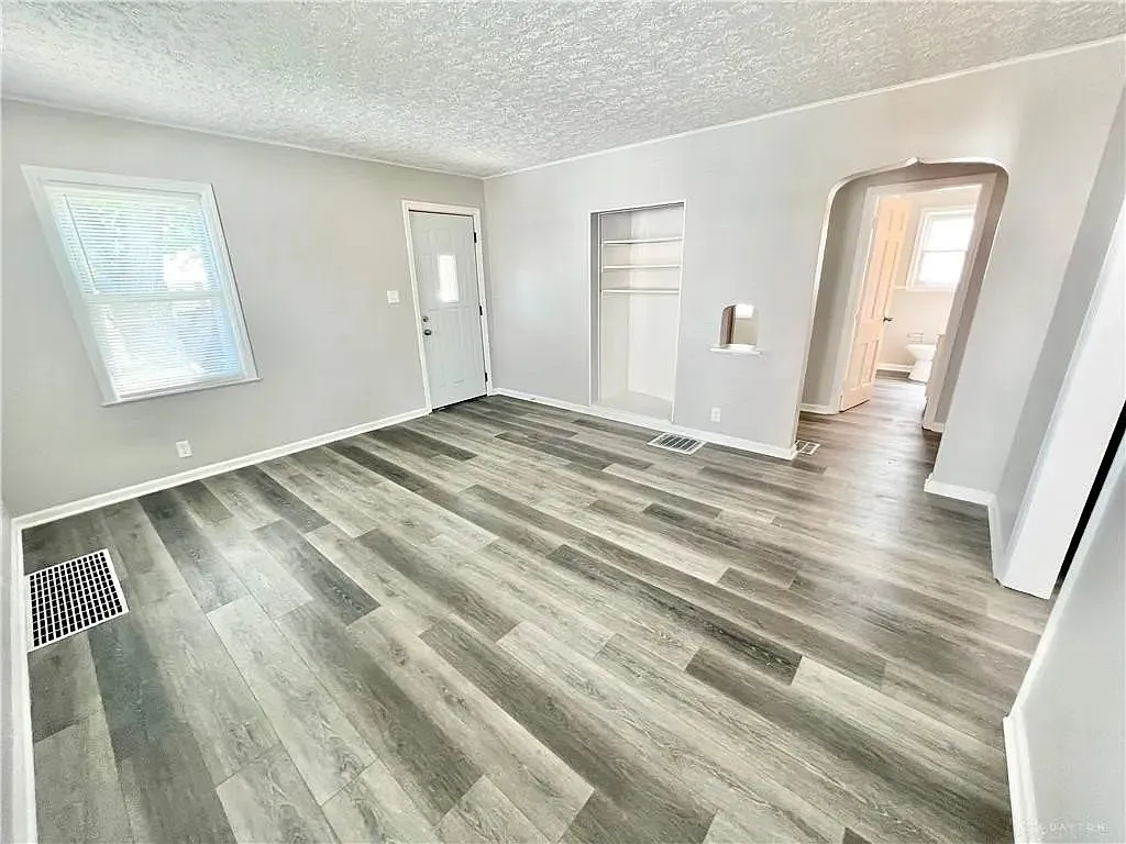 3 bed, 1.0 bath, 1151 sqft, $1,147 — Photo 2