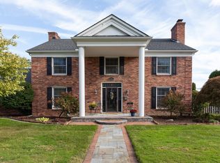 592 Thorn Tree Rd, Grosse Pointe Woods, MI 48236