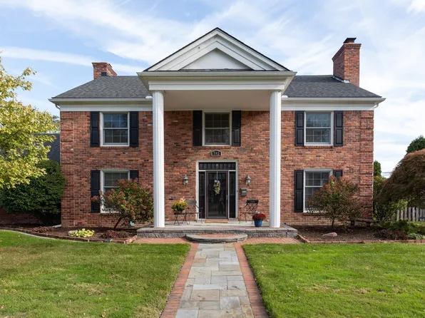 592 Thorn Tree Rd, Grosse Pointe Woods, MI 48236