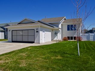 2714 Plainview Dr SE, Mandan, ND 58554