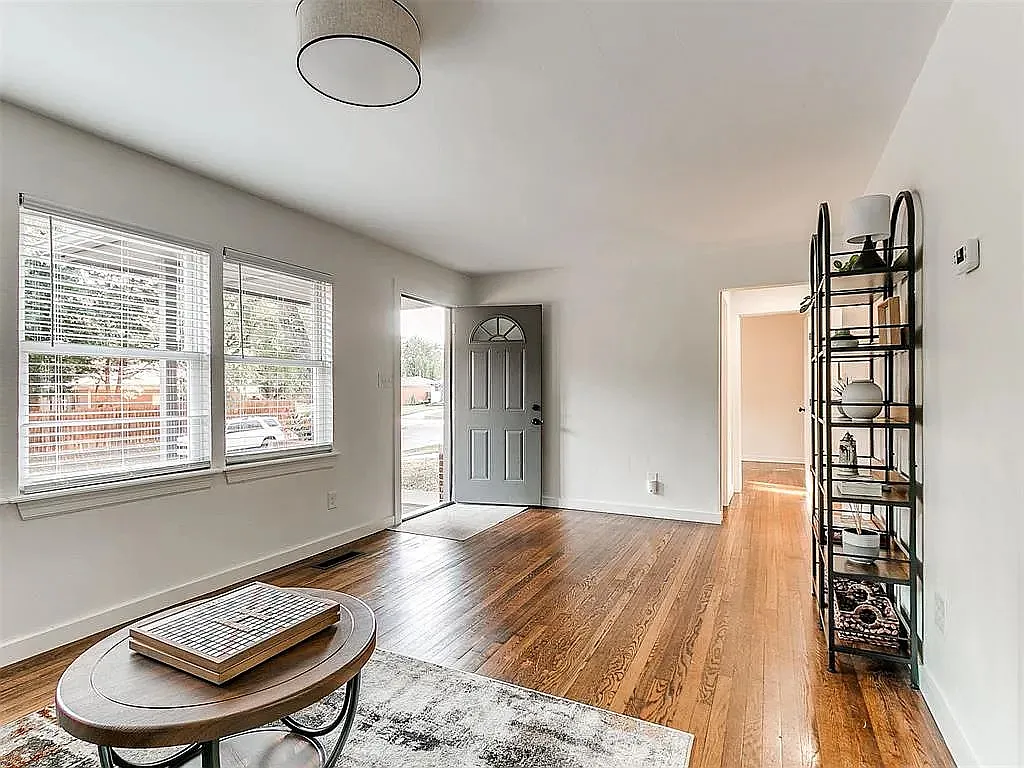 3 bed, 910 sqft, $1,650 — Photo 3