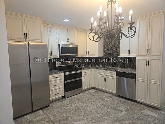 4th image of 2607 Dwight Pl