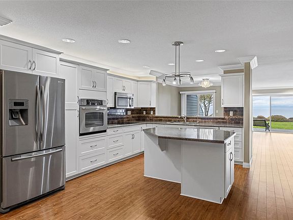 3rd image of 431 Crescent Rd W #103