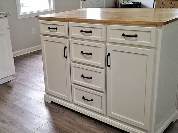 Lots of island storage 