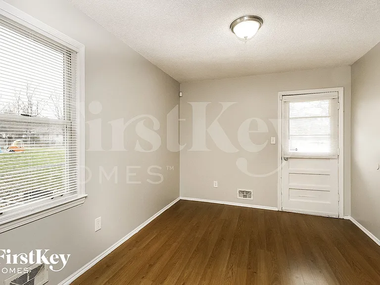 11943 Manchester Ave — Photo 4