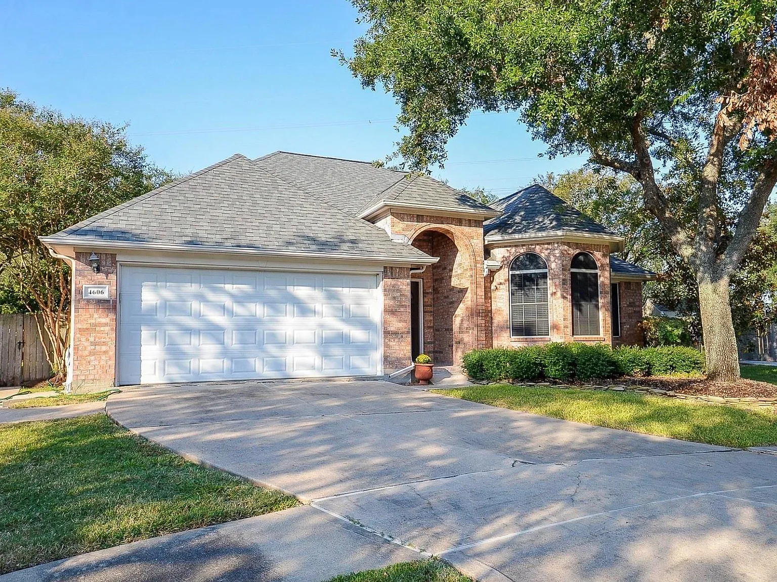 4 bed, 2.0 bath, 2236 sqft, $2,500 — Photo 1