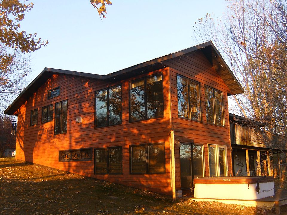 Executive 3bd/3ba hobby farm