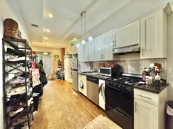 295 Maujer St #2A, Brooklyn, NY 11206