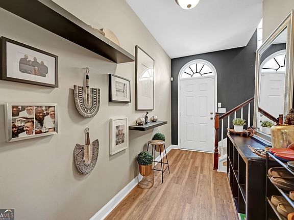 5th image of 727 Celeste Ln SW