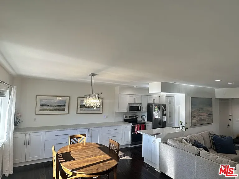 451 S Barrington Ave #202 — Photo 3