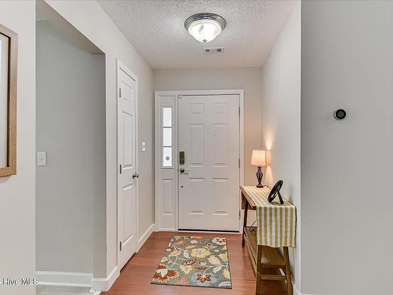 135 Summerfield Cir — Photo 2