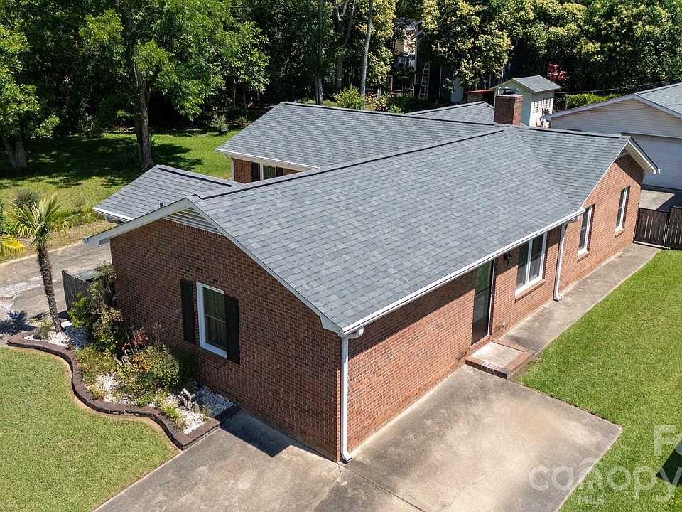 1st image of 555 E Black St