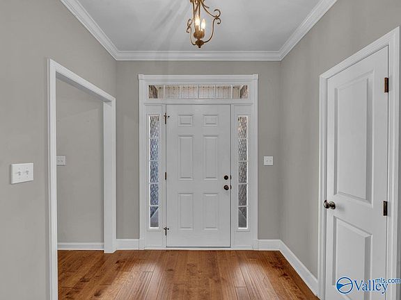 3rd image of 121 Eden Ln